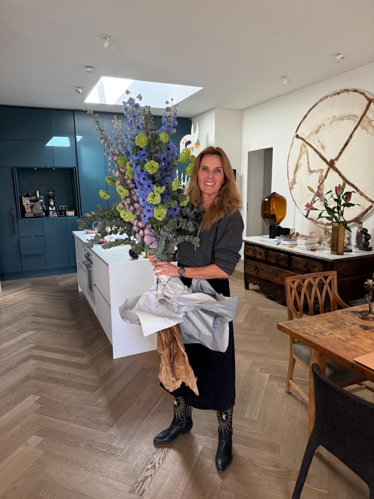 Katja Emcke mit Blumen zur Gründung von Cherry